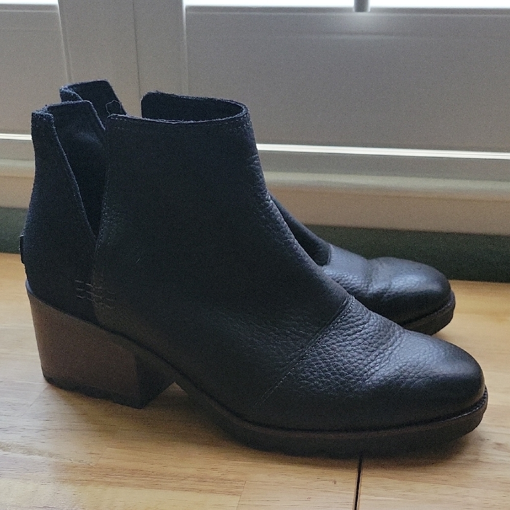 Sorel Black Ankle Booties with Chunky Heel